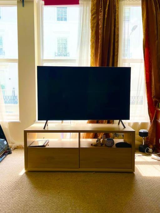 Flat Near Hyde Park, Central London Location *