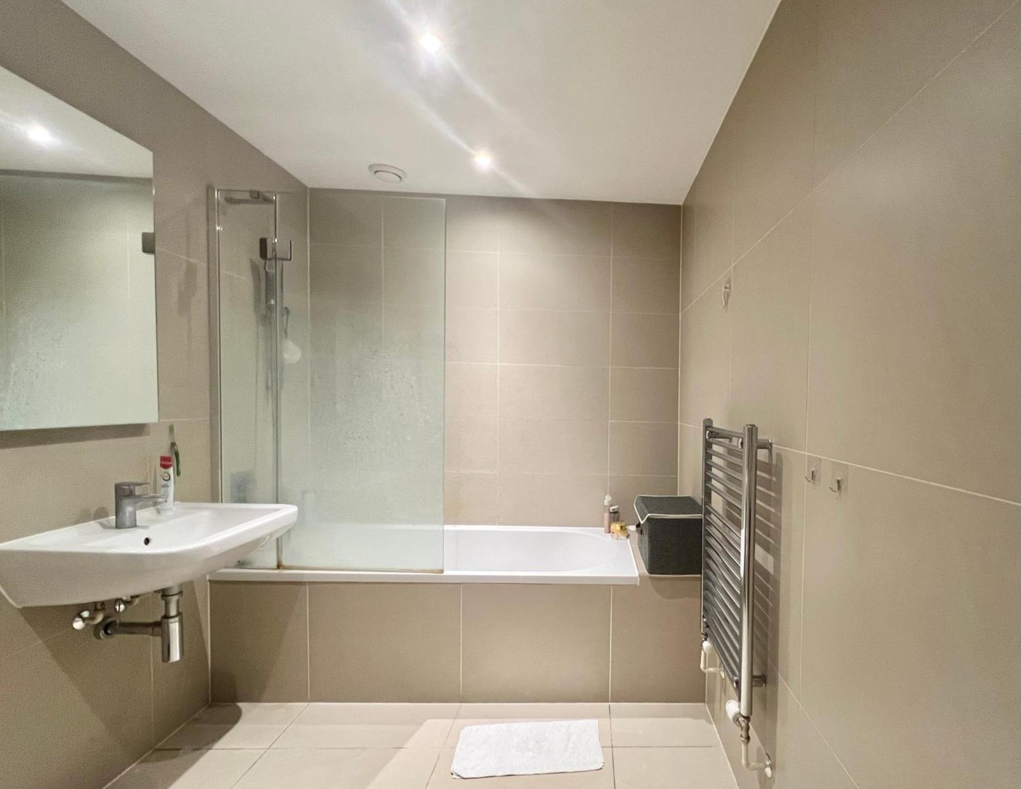 Spacious One-bedroom In Appartamento