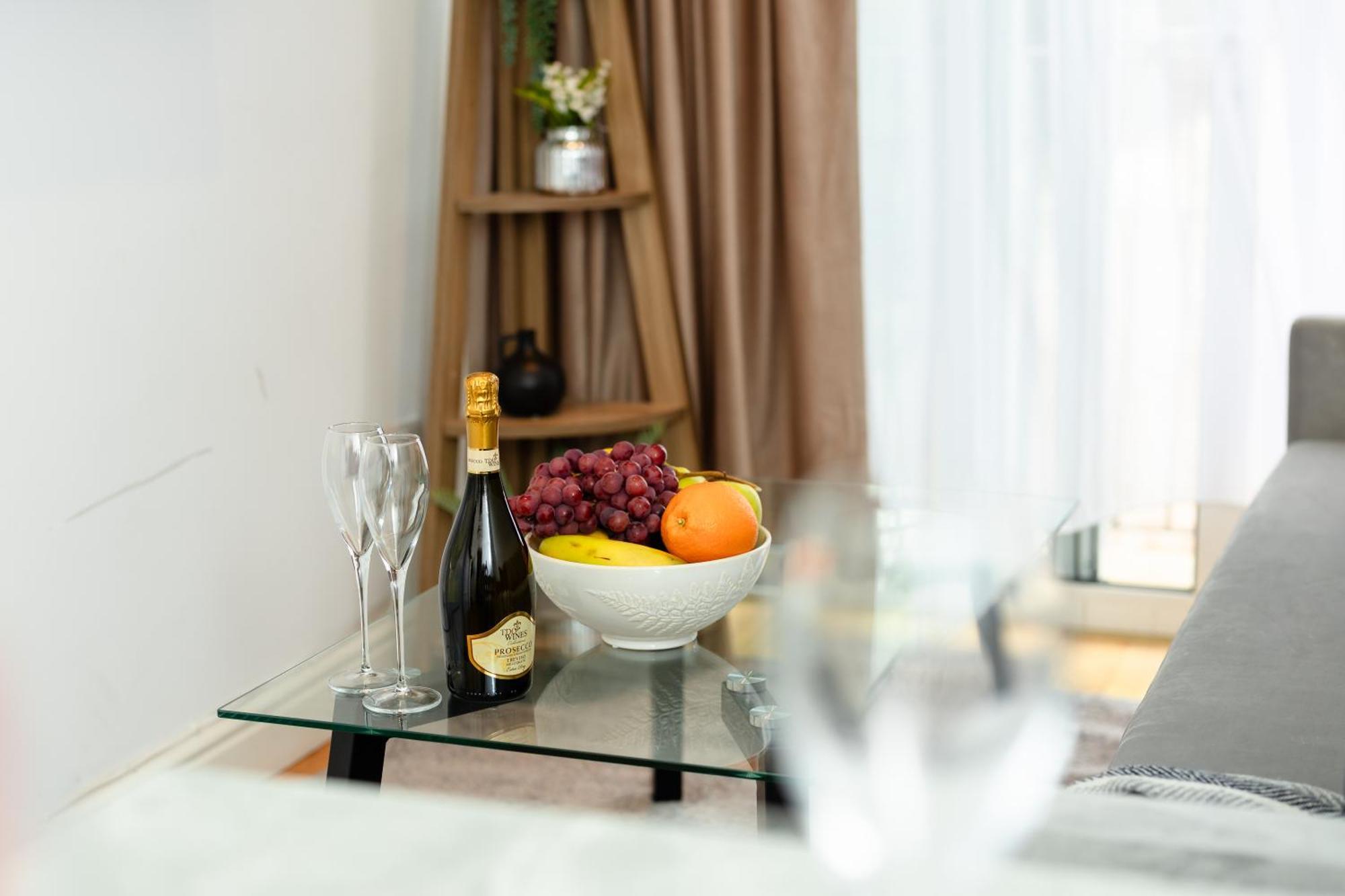 Elegant & Spacious - Minutes To Kensington Londra