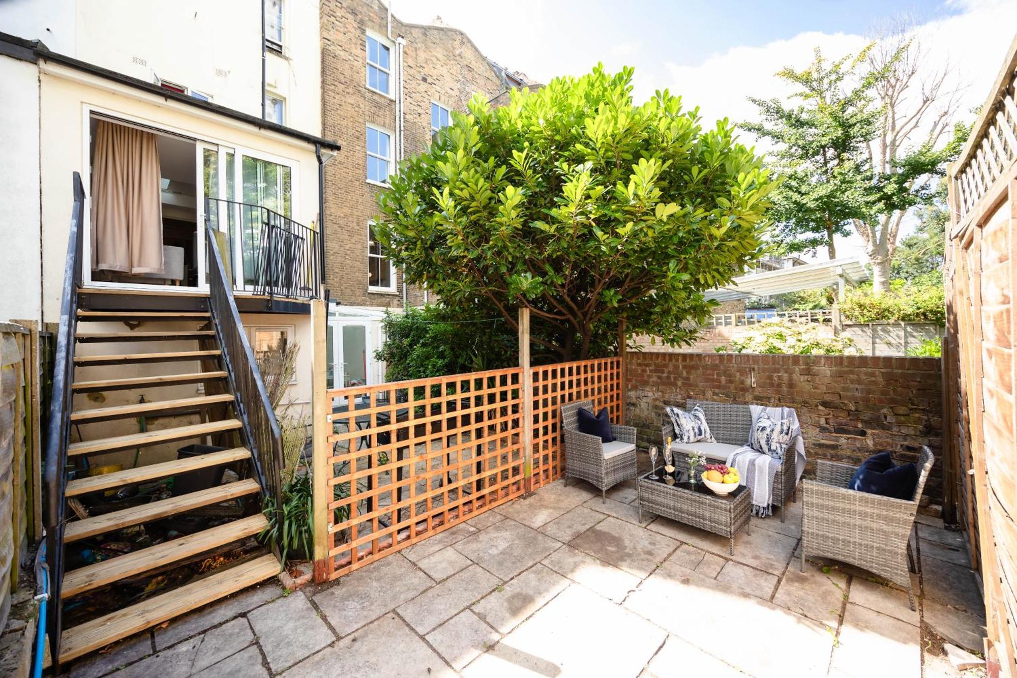 Elegant & Spacious - Minutes To Kensington Londra