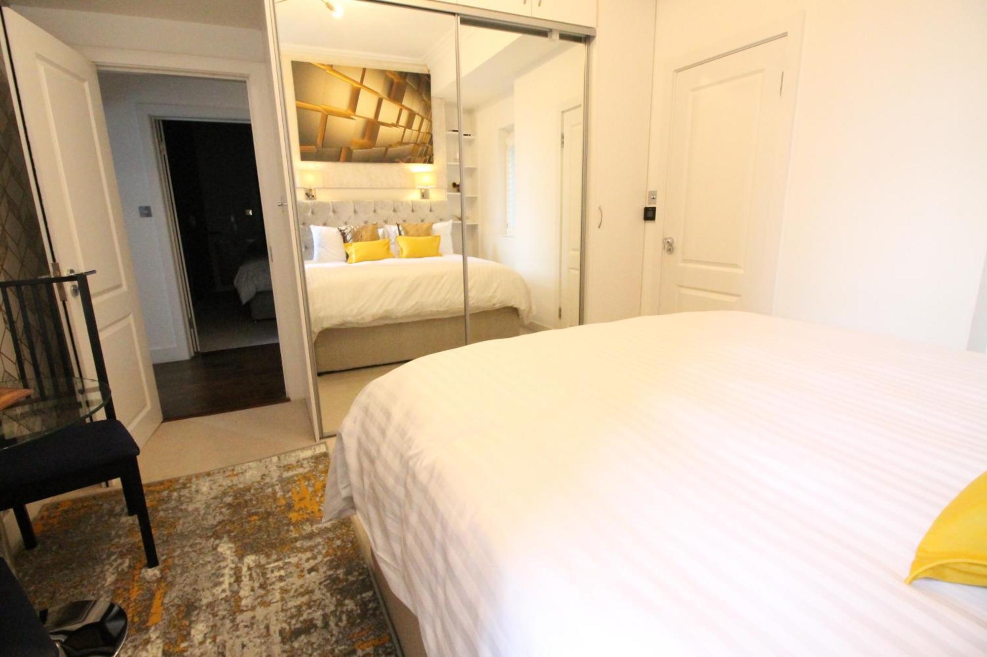 Contemporary 3 Double Bedroom 2 Bathroom Haven In The Heart Of Chelsea Exquisite With A Designer's Touch Londen