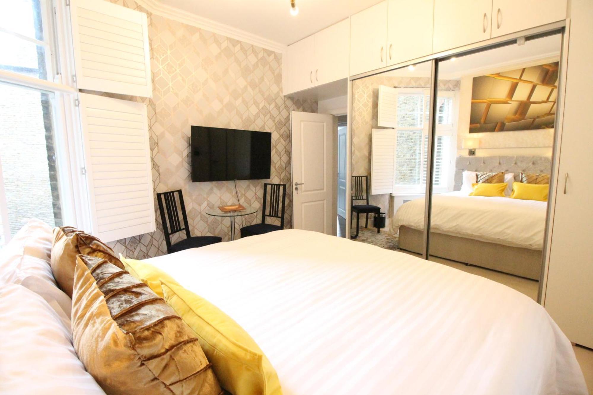Contemporary 3 Double Bedroom 2 Bathroom Haven In The Heart Of Chelsea Exquisite With A Designer's Touch Appartement Londen