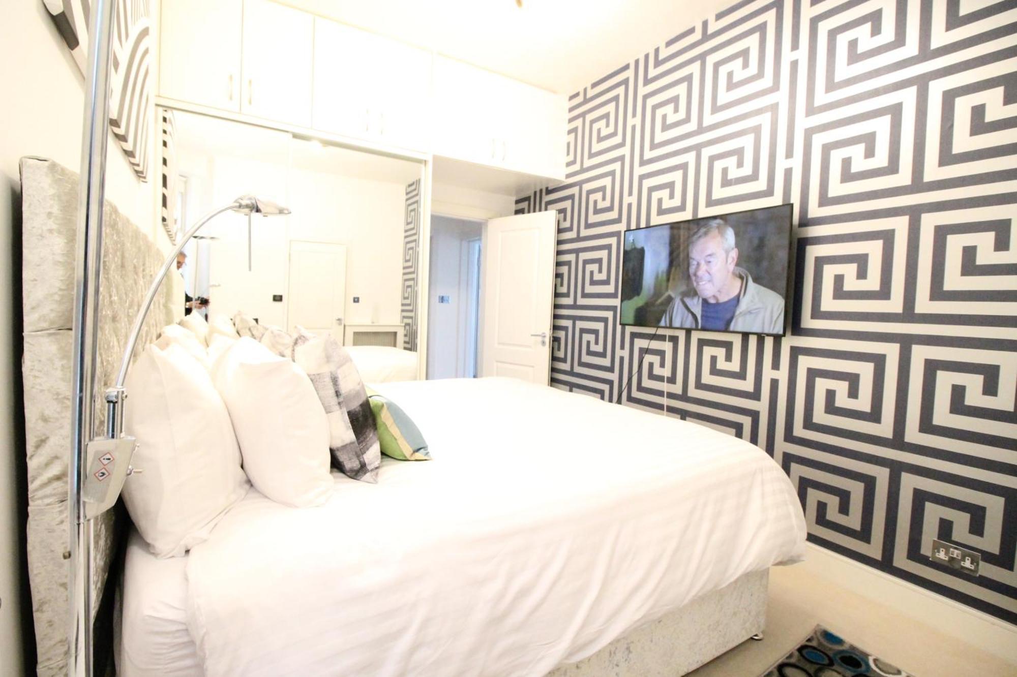 Contemporary 3 Double Bedroom 2 Bathroom Haven In The Heart Of Chelsea Exquisite With A Designer's Touch * Londen