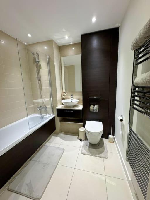 Luxury 2 Bed 2 Bath 1 Min From Station Apartment *