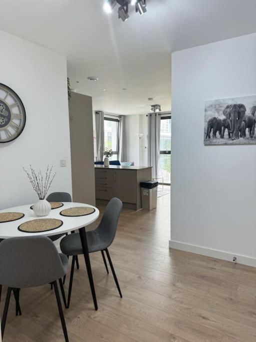 Luxury 2 Bed 2 Bath 1 Min From Station *