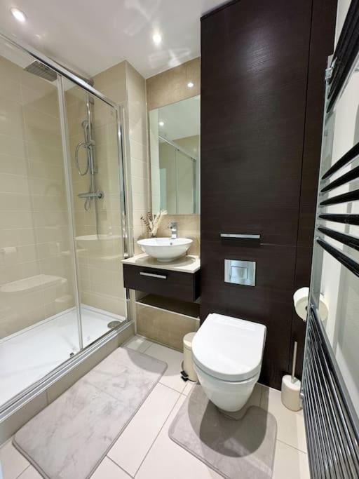 Luxury 2 Bed 2 Bath 1 Min From Station