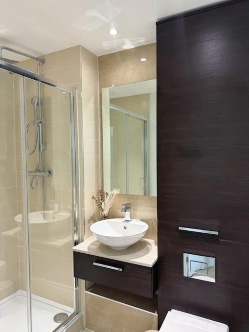 Luxury 2 Bed 2 Bath 1 Min From Station Appartement *