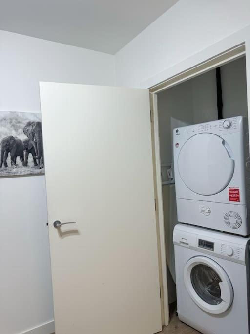 Luxury 2 Bed 2 Bath 1 Min From Station *