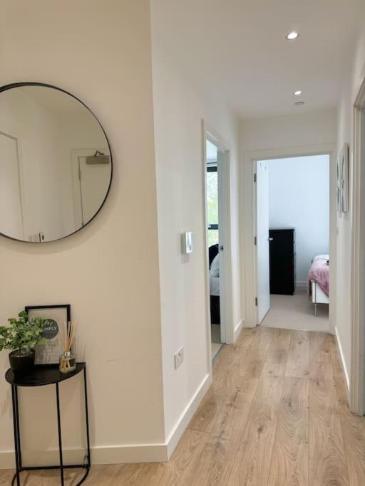 Luxury 2 Bed 2 Bath 1 Min From Station * London