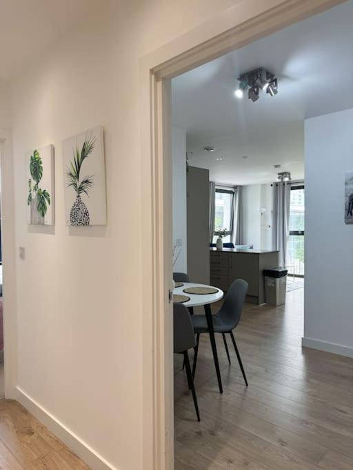 Luxury 2 Bed 2 Bath 1 Min From Station Apartment