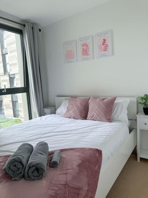 Luxury 2 Bed 2 Bath 1 Min From Station * London