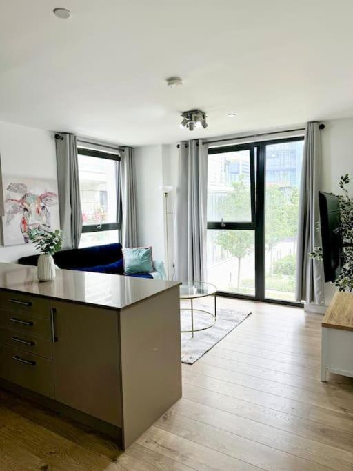 Apartment Luxury 2 Bed 2 Bath 1 Min From Station