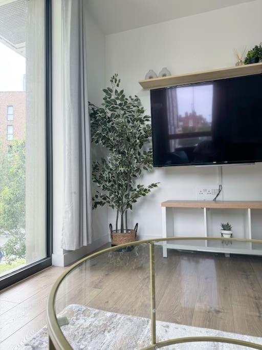 Apartment Luxury 2 Bed 2 Bath 1 Min From Station *