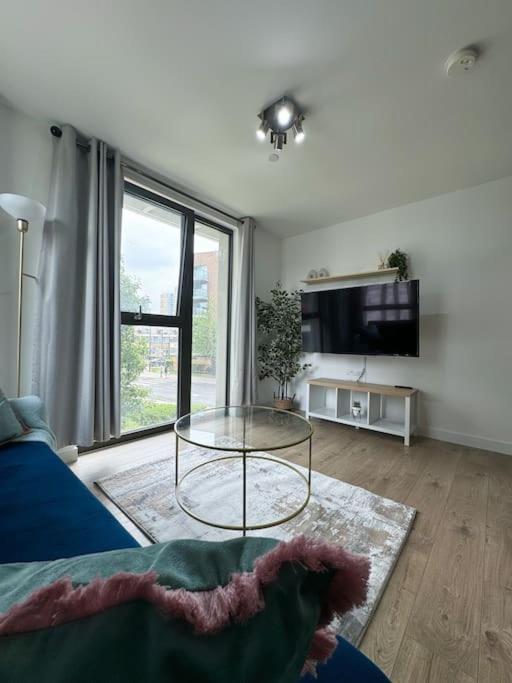Luxury 2 Bed 2 Bath 1 Min From Station Apartment London