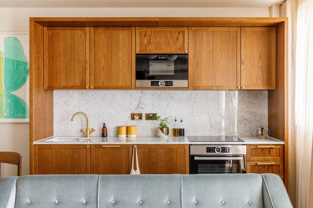 Luxury In A Vibrant Part Of North Apartment *