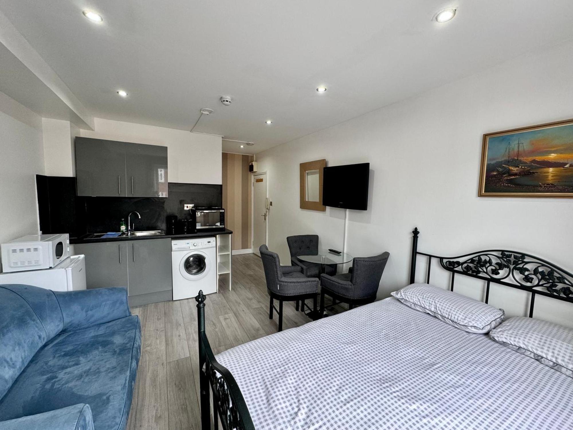 Cosy - Finchley Road * Londra