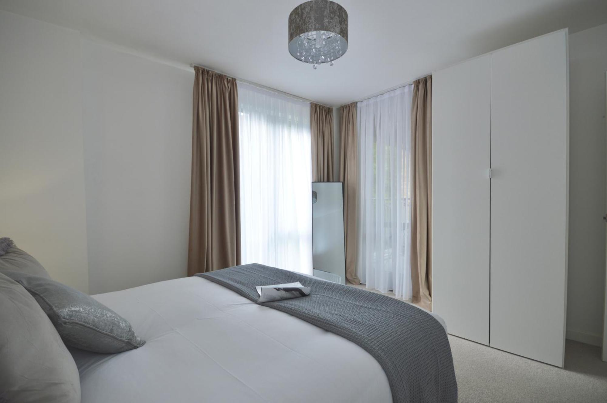 Modern 2 Bedroom Steps From Vauxhall St * Londra