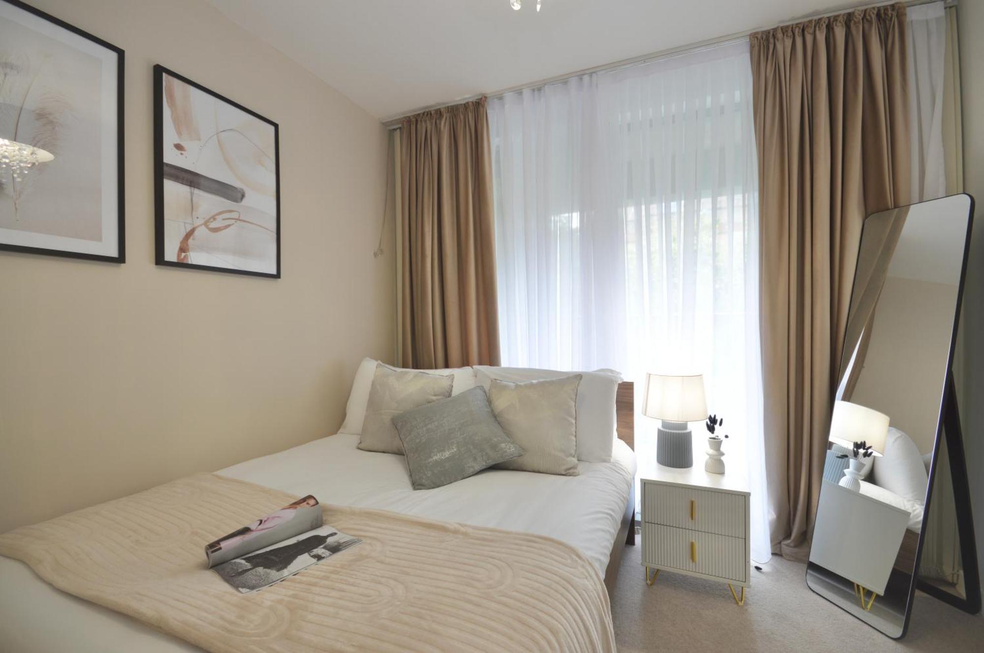 Modern 2 Bedroom Steps From Vauxhall St *