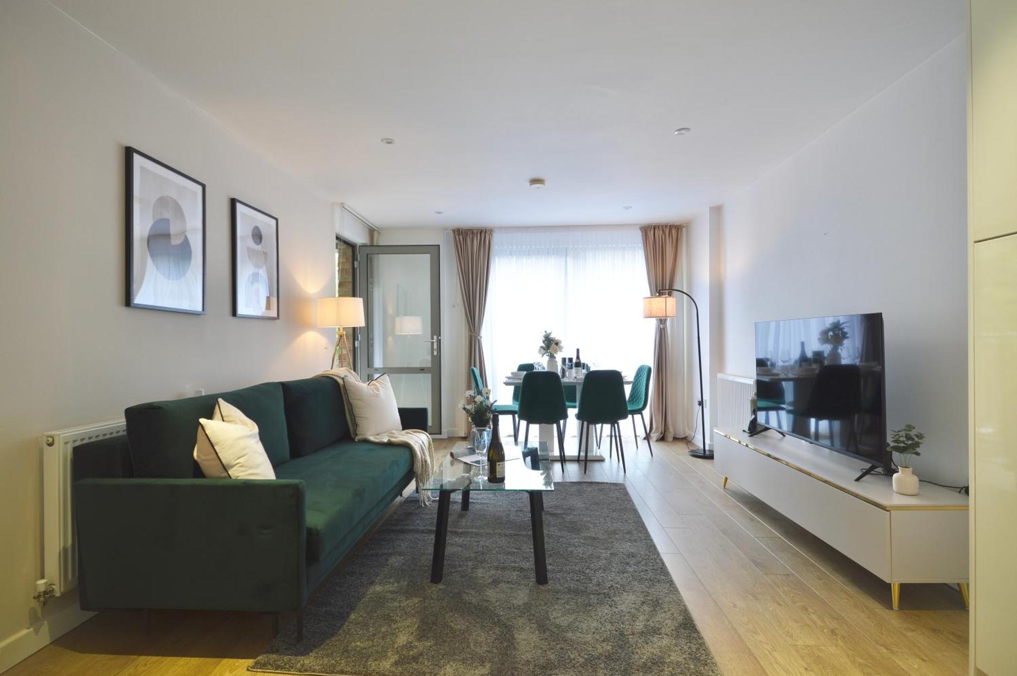 Modern 2 Bedroom Steps From Vauxhall St Londra