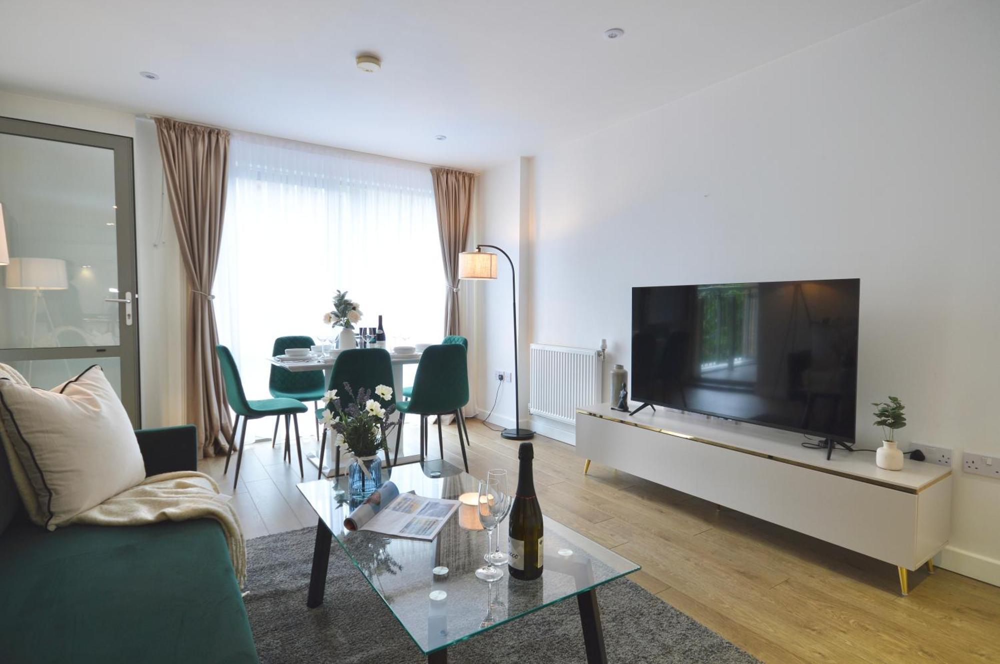 Modern 2 Bedroom Steps From Vauxhall St Londra