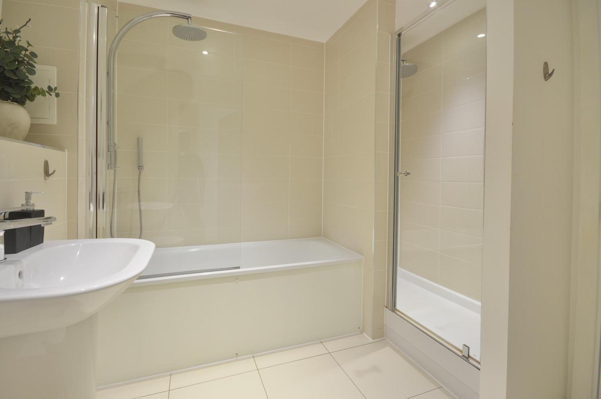 Modern 2 Bedroom Steps From Vauxhall St * Londra