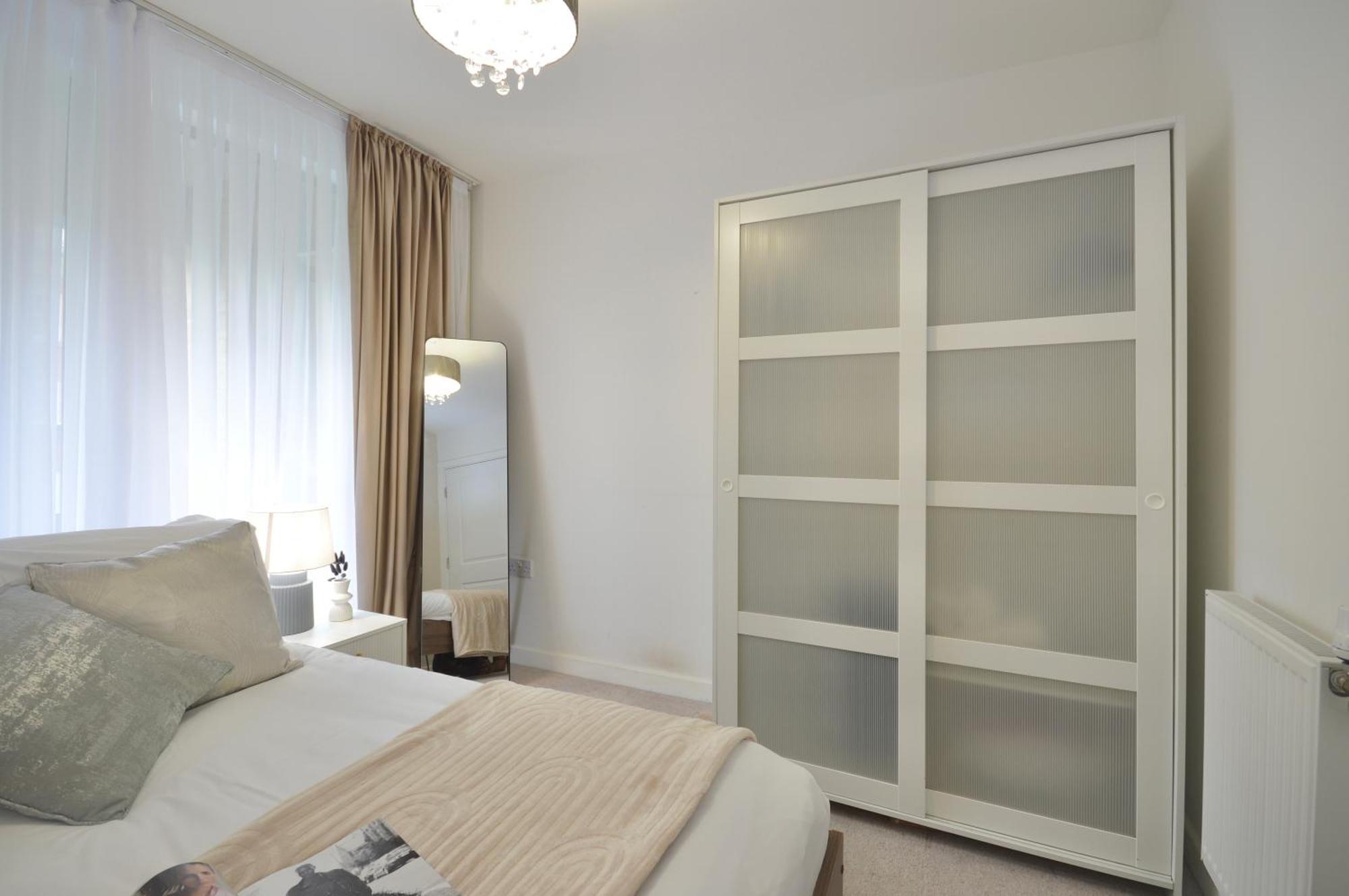 Modern 2 Bedroom Steps From Vauxhall St Londra