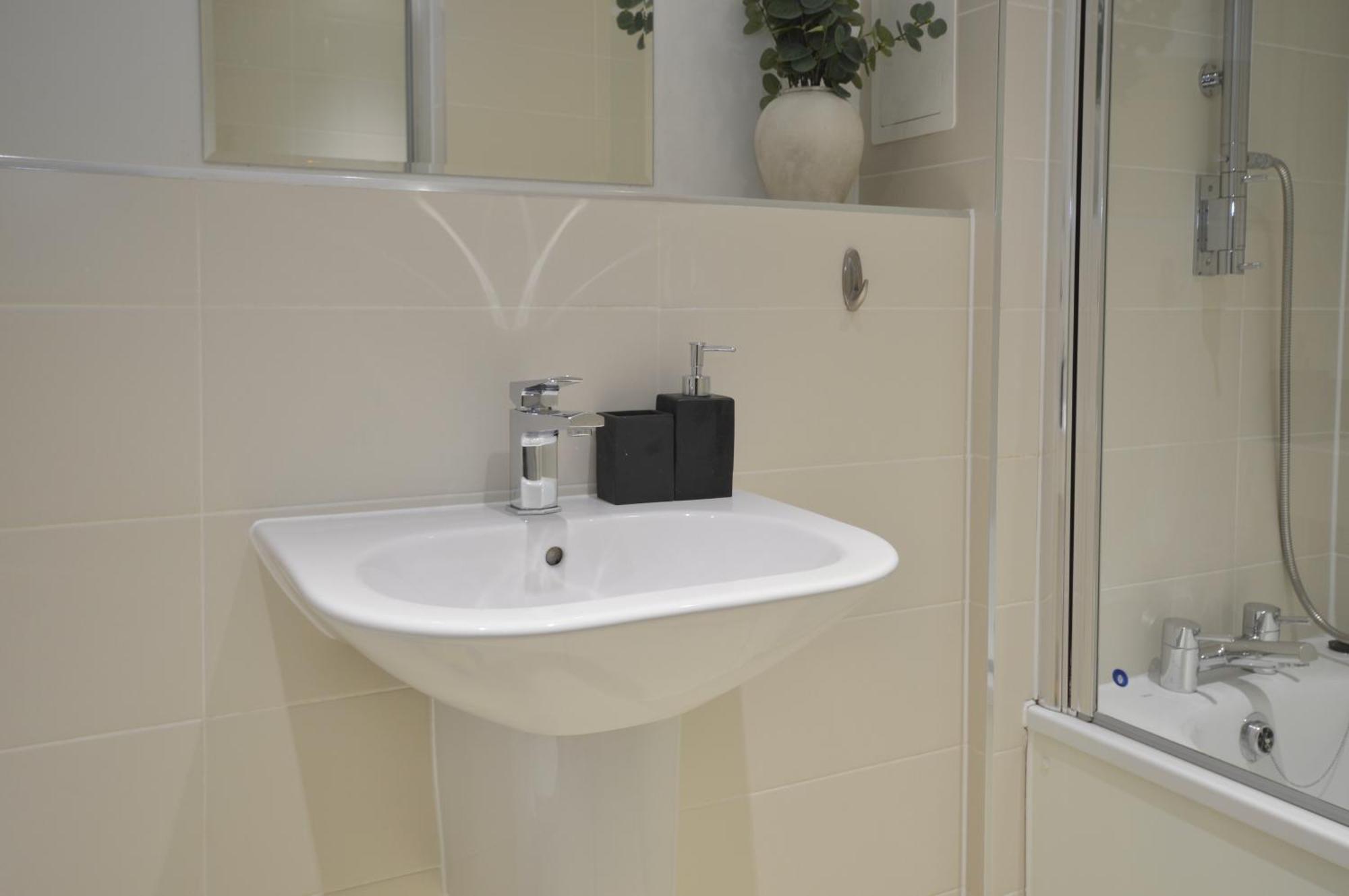 Modern 2 Bedroom Steps From Vauxhall St Appartamento Londra