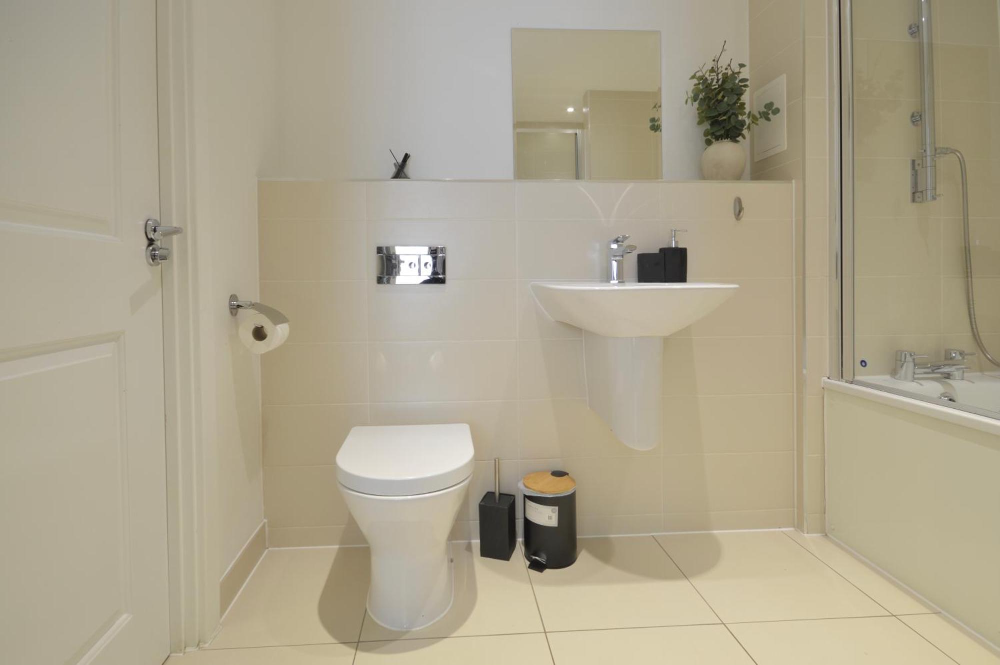 Modern 2 Bedroom Steps From Vauxhall St * Londra