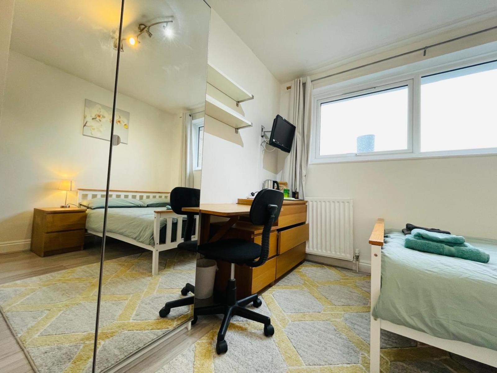 Gasthuis Spacious Double Bedroom With Private Bathroom Ensuite In Canary Wharf E14, Only 1 Stop To Excel And O2 For Short Or Long Let In Canary Wharf, Less Than An Hour From Heathrow, Stansted And Gatwick Airport