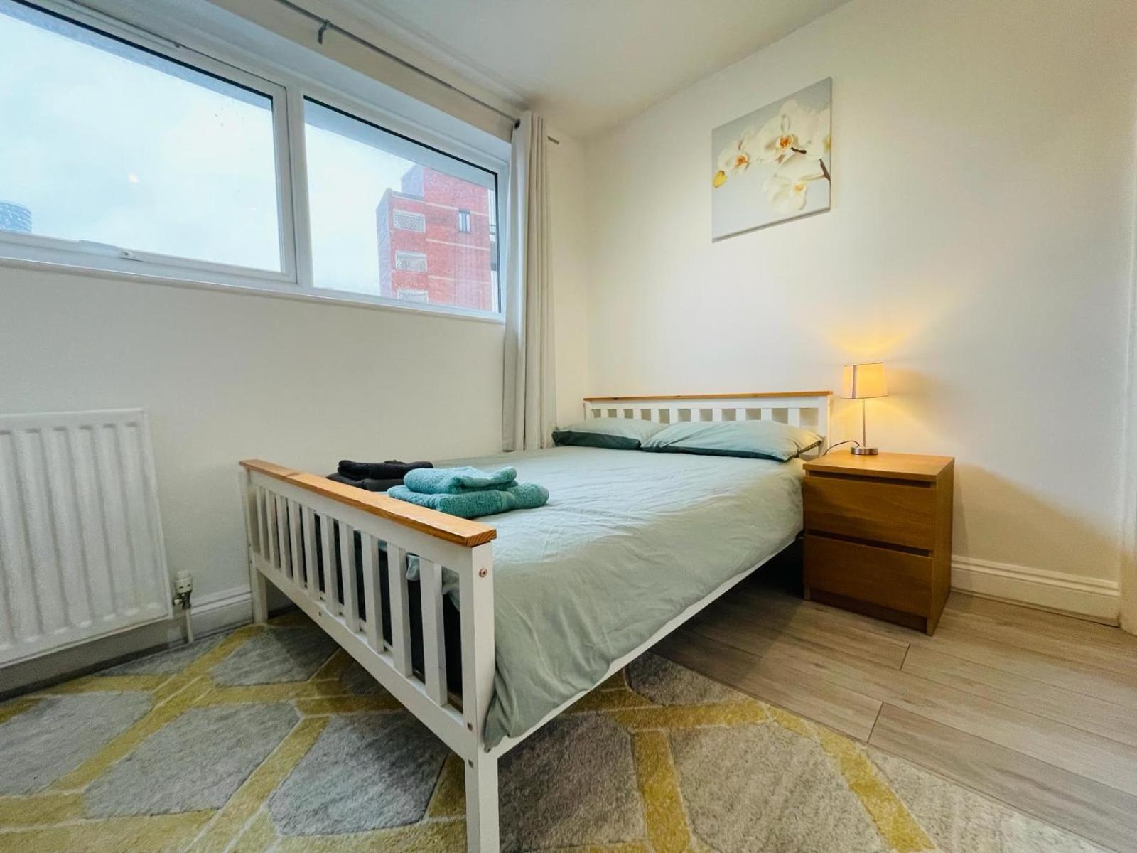 Spacious Double Bedroom With Private Bathroom Ensuite In Canary Wharf E14, Only 1 Stop To Excel And O2 For Short Or Long Let In Canary Wharf, Less Than An Hour From Heathrow, Stansted And Gatwick Airport Gasthuis Londen