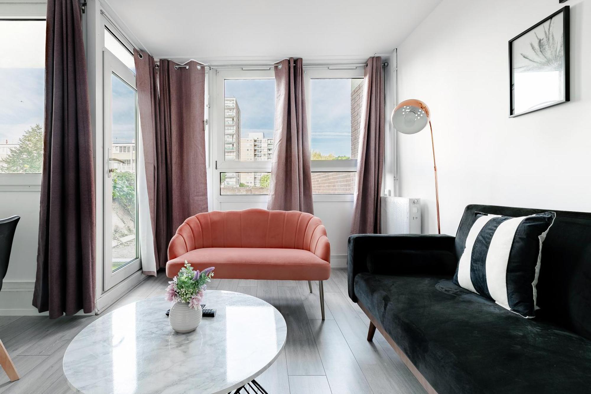 3br Off A13 , Sleeps 6, 2mins To Langdon Dlr,free Parking Appartement