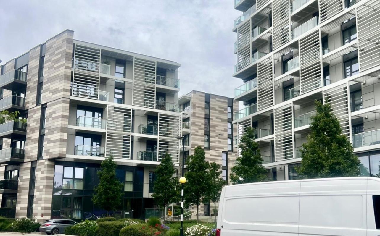 Luxury 2 Bed 2 Bath 1 Min From Station * London