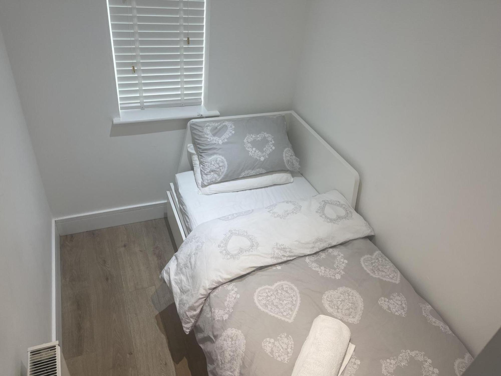 Cozy House With 3 Bedrooms Feriehus London