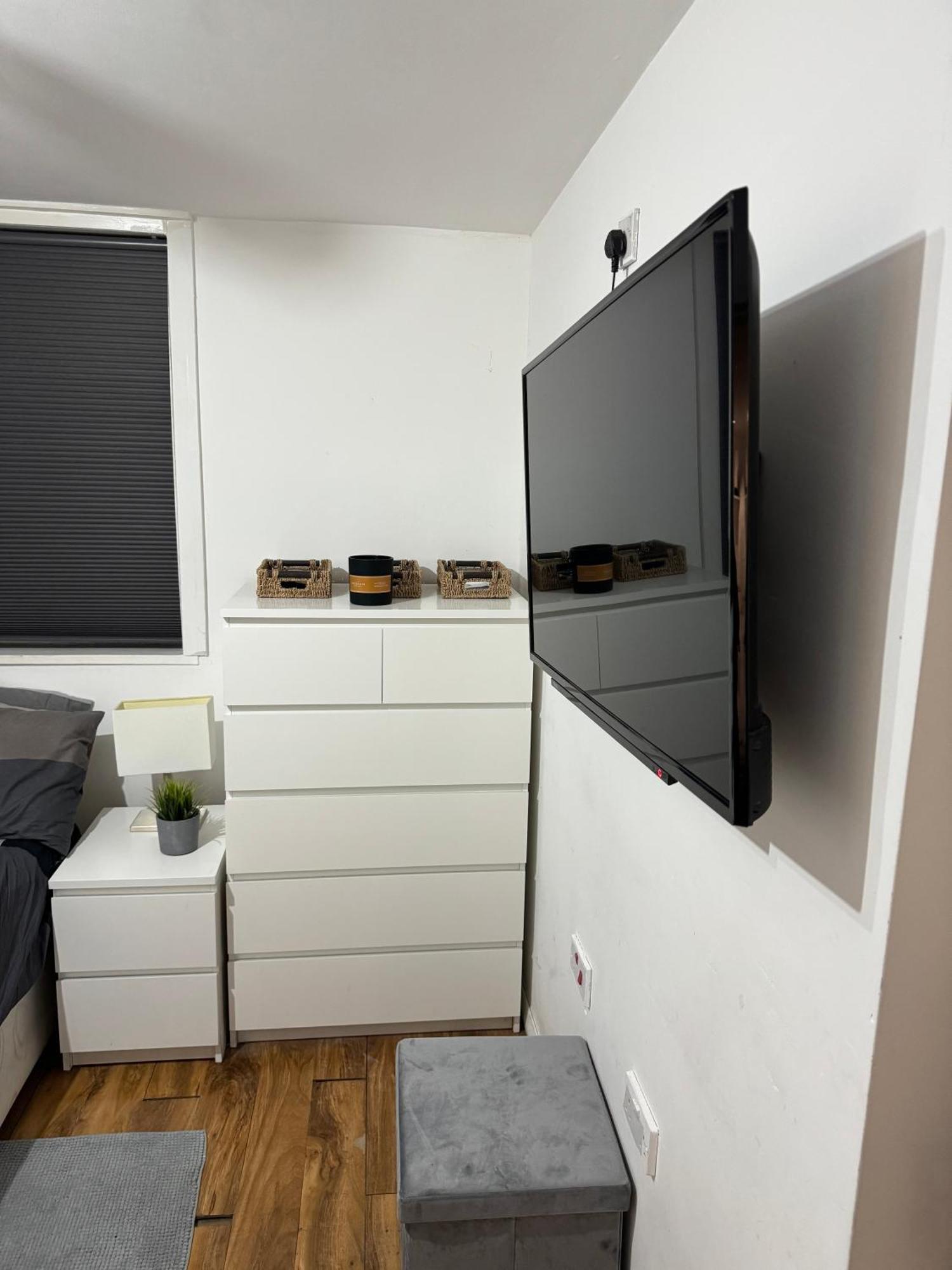 Double Bed With En-suite & Free Parking In Cricklewood Nw2 London