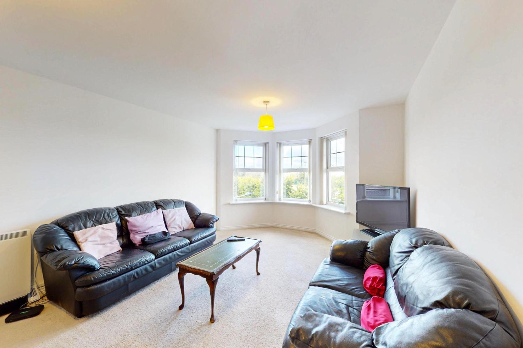 2 Bed With Free Parking & Lift - 3 Min To Station Londen