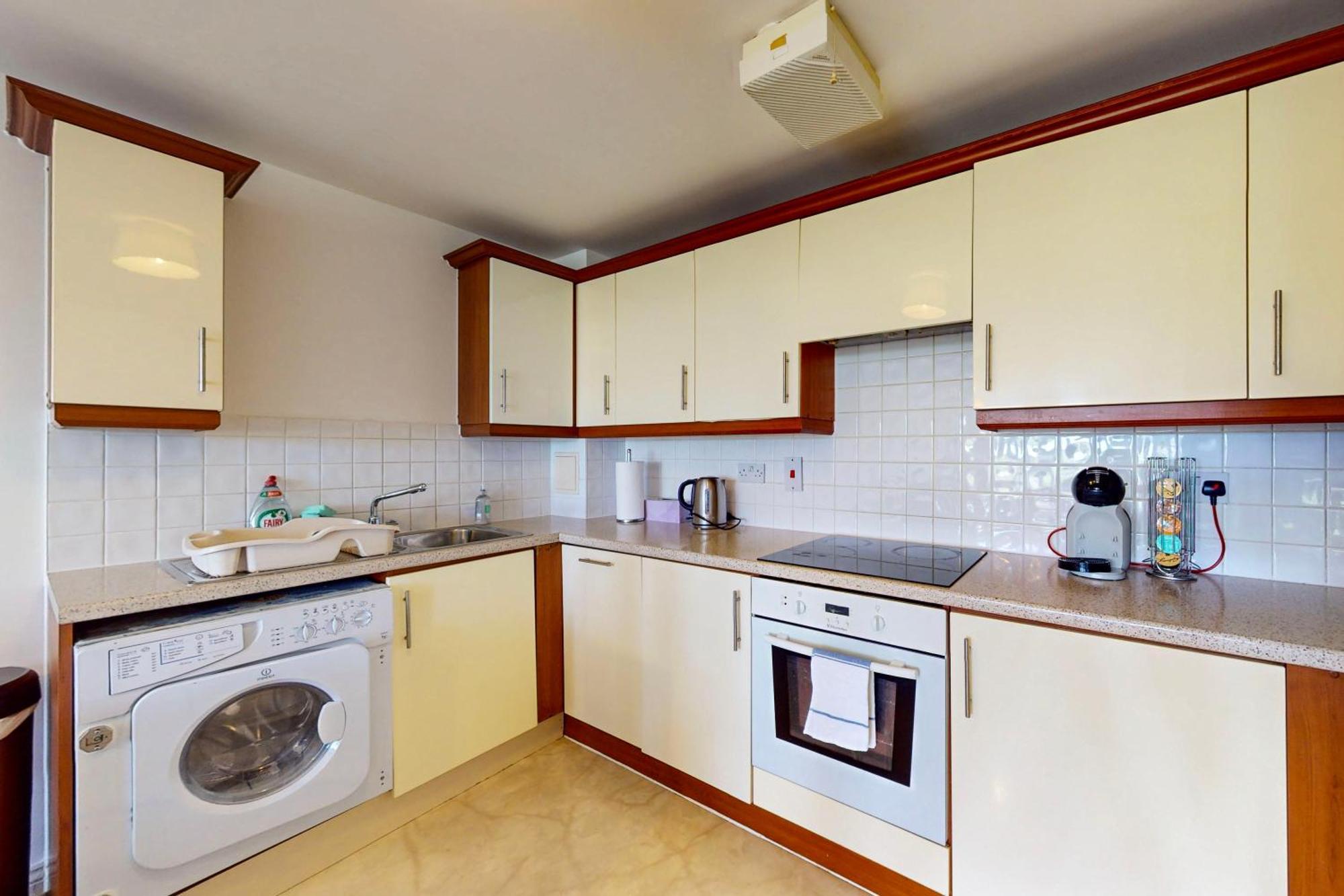2 Bed With Free Parking & Lift - 3 Min To Station Londen