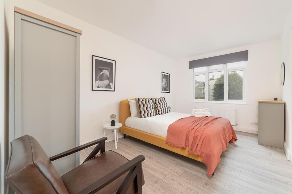 Appartamento Two Bedroom By Buonomo Short Lets & Serviced In Balham With Balcony Londra