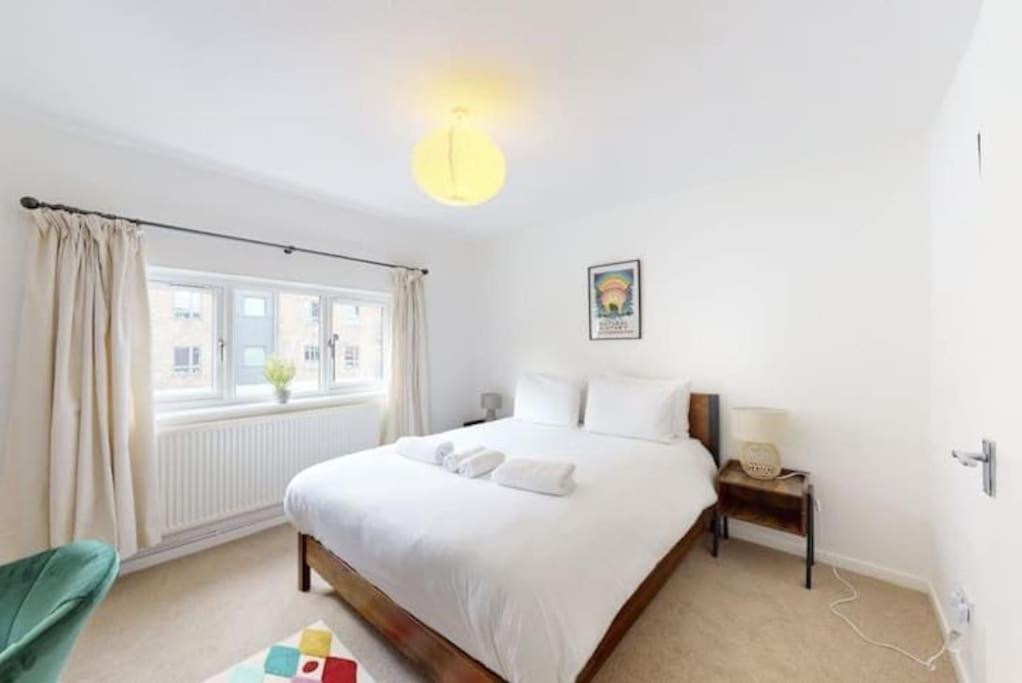 4 Bedroom Family On Piccadilly Line Holiday home *