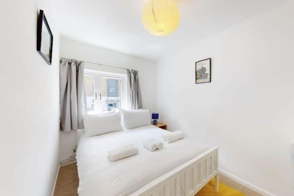 4 Bedroom Family On Piccadilly Line Holiday home London