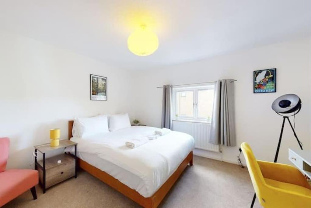 4 Bedroom Family On Piccadilly Line London