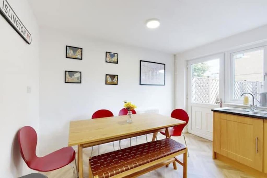 4 Bedroom Family On Piccadilly Line London