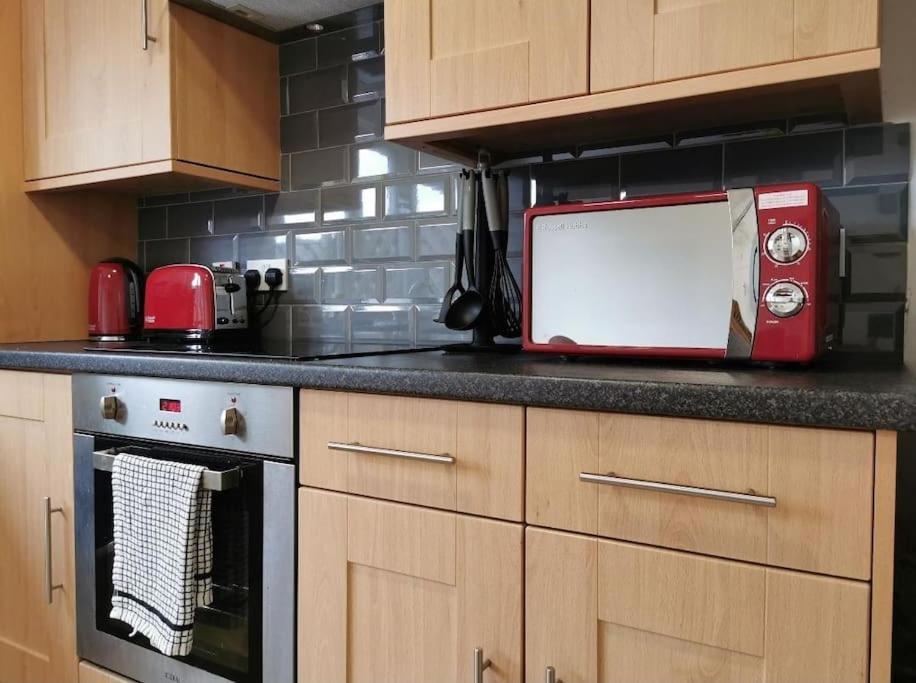 4 Bedroom Family On Piccadilly Line Holiday home *