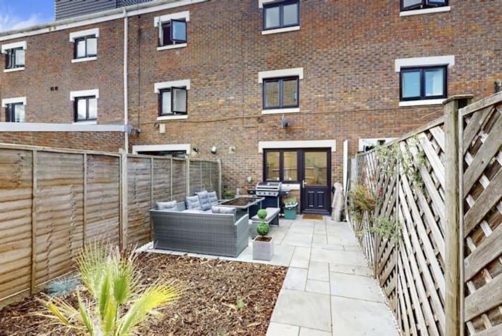 4 Bedroom Family On Piccadilly Line Holiday home London