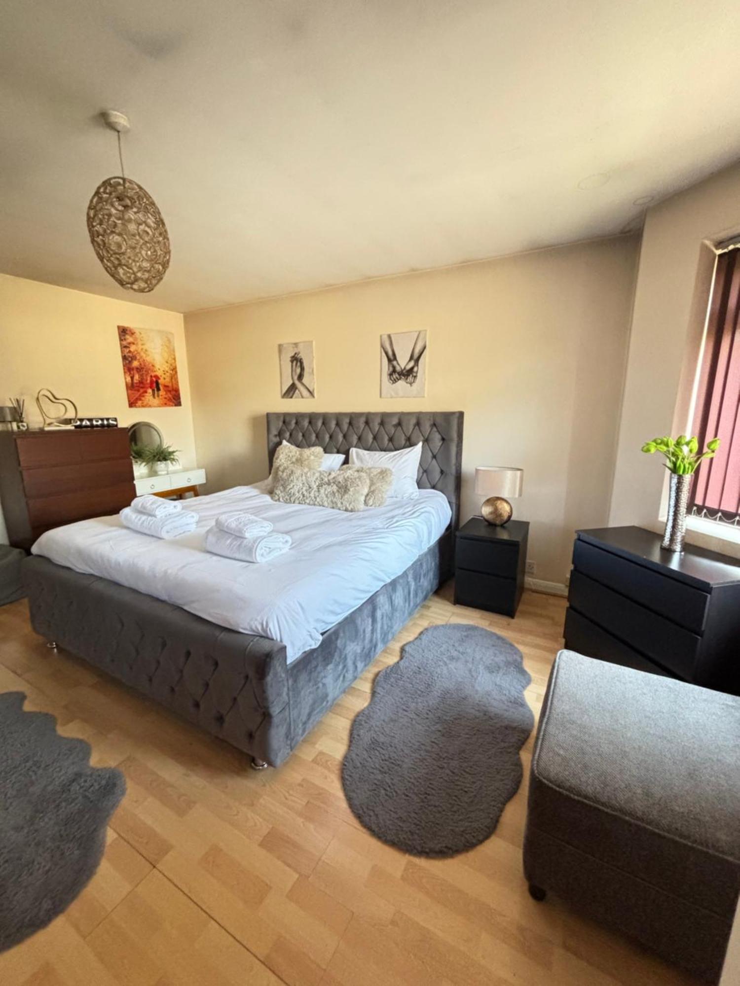 Holiday home City Airport Serviced House