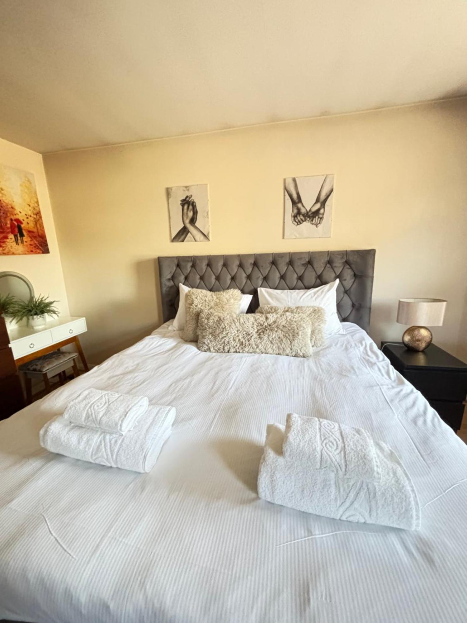 Holiday home City Airport Serviced House *