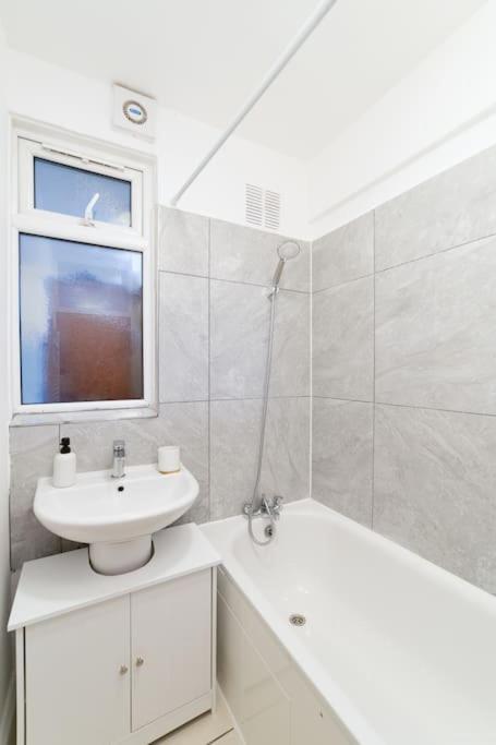 Appartamento Two Bedroom By Buonomo Short Lets & Serviced In Balham With Balcony *