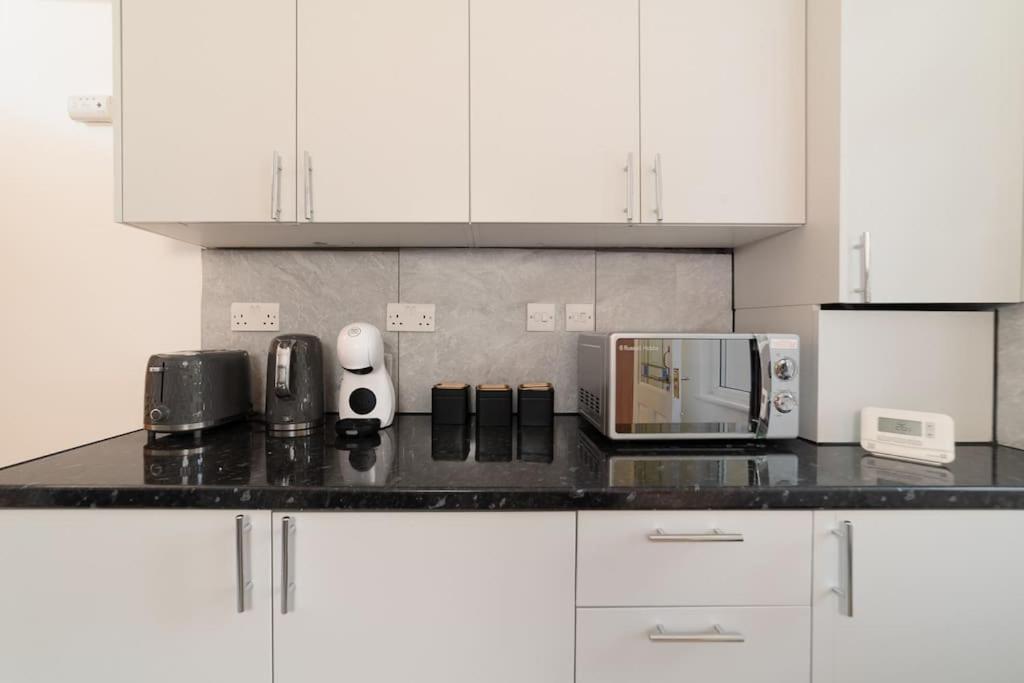 Two Bedroom By Buonomo Short Lets & Serviced In Balham With Balcony Appartamento