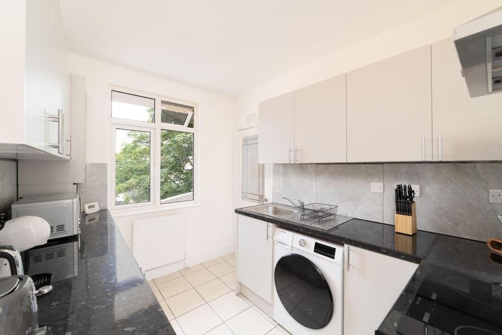 Two Bedroom By Buonomo Short Lets & Serviced In Balham With Balcony * Londra