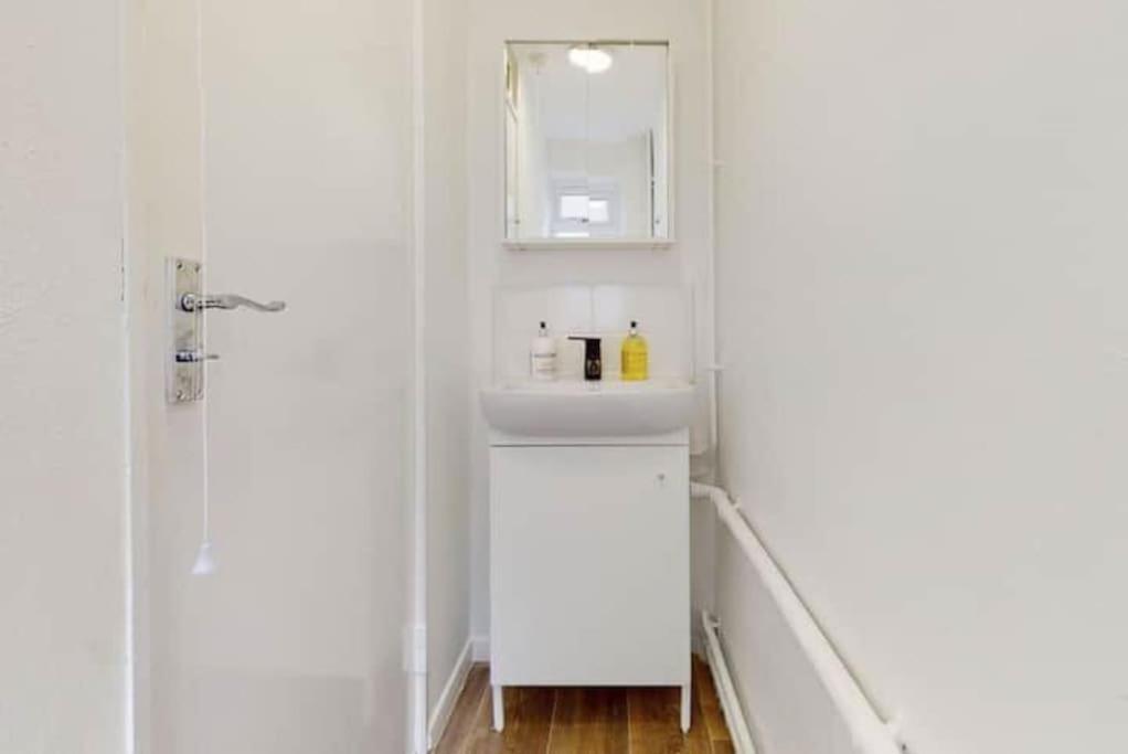 4 Bedroom Family On Piccadilly Line *