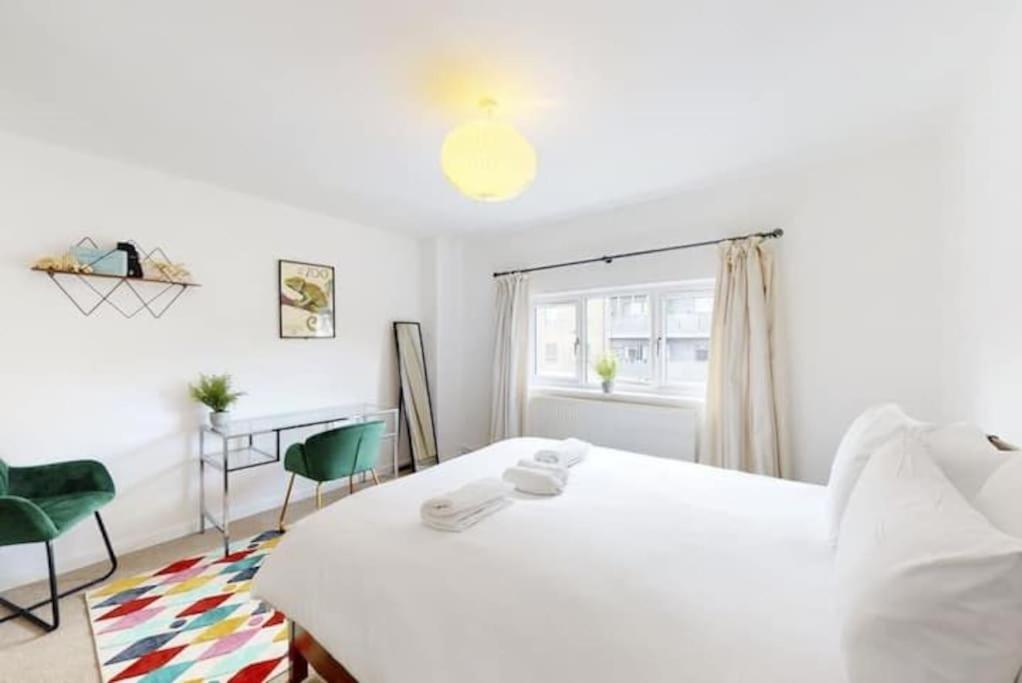 4 Bedroom Family On Piccadilly Line Hébergement de vacances Londres